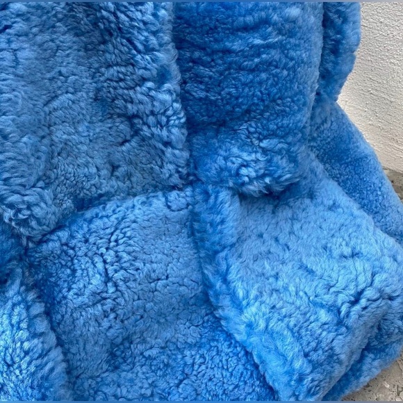 Luxury Faux Shearling Tote Bag with Gold Chain Straps NWOT - Picture 5 of 6